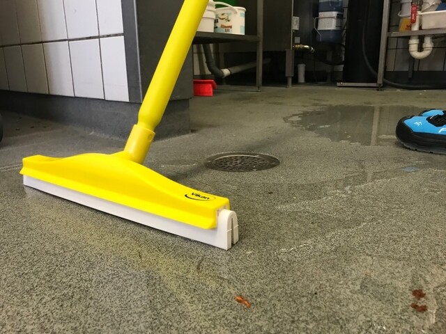 Vikan Revolving Neck Floor squeegee w/Replacement Cassette, 400 mm - Image 4
