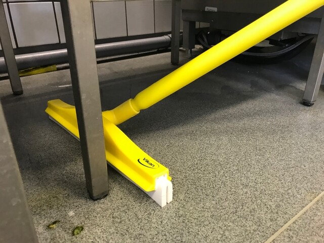 Vikan Revolving Neck Floor squeegee w/Replacement Cassette, 400 mm - Image 5